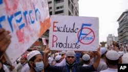 Muslim Bangladesh berunjuk rasa di sekitar Kedutaan Besar Perancis di Dhaka, Bangladesh, memprotes dukungan presiden Perancis terhadap undang-undang sekuler yang memungkinkan karikatur Nabi Muhammad, Senin, 2 November 2020. (AP Photo / Mahmud Hossain Opu)