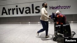 Une voyageuse arrive à l'aéroport de Heathrow, à Londres, en Grande-Bretagne, le 15 février 2021.