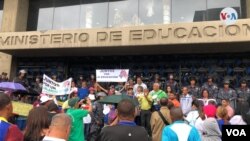 Los docentes aseguran que continuarán manifestando pacíficamente y de no obtener respuesta, convocarán a un paro del sector educativo.