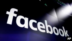 ARCHIVO - El logo de Facebook en las pantallas del Nasdaq MarketSite, en Times Square, Nueva York, el 29 de marzo de 2018.