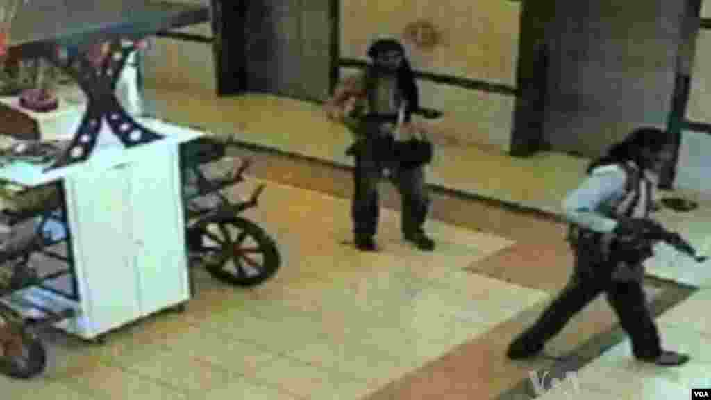 Ces images de la vidéo de l'attaque du centre commercial Westgate par les combattants d'Al-Shabaab, Nairobi, Kenya, 26 septembre 2013