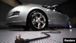 La voiture électrique de Chevrole, la Volt, au sommet de Detroit (Reuters) 