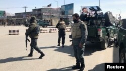 Terror xurujiga uchragan bino xavfsizlik xodimlari tomonidan nazoratga olingan. Kobul, Afg'oniston. 7-mart, 2019