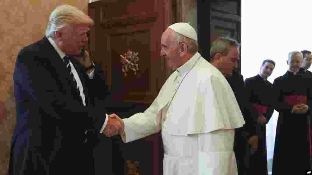 Shugaban kasar Amurka Donald Trump ya gana da paparoma Francois a Fadar Vatican inda suka tattauna akan lamura domin kawo zaman lafiya a fädin Duniya, ranar Laraba 24 ga watan Mayu shekarar 2017. 