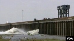 El gobernador de Luisiana, Bobby Jindal advirtió a los residentes que está llegando muchísima agua al área.