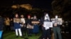 Para pengunjuk rasa Selandia Baru menggelar doa bersama sebagai dukungan terhadap aksi brutal polisi yang menyebabkan tewasnya George Floyd di Minneapolis, di depan gedung parlemen di Wellington, 1 Juni 2020. (Foto oleh David Lintott / AFP)