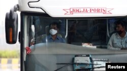 Banyak perusahaan transportasi, termasuk angkutan bus, terpukul karena larangan mudik Idul Fitri tahun ini untuk mencegah penyebaran virus corona (foto: ilustrasi). 