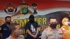 Tersangka SPM saat dihadirkan dalam konferensi pers yang digelar Polres Metro Depok pada Senin (15/6/2020). (Foto: Courtesy YouTube Azaz Tigor N)