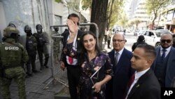 La suspendida vicepresidenta de Ecuador, Verónica Abad, ingresa a su audiencia sobre la suspensión de sus funciones por parte del Ministerio de Trabajo por abandono injustificado de sus funciones en Ecuador el 23 de diciembre de 2024. Un juez restituyó a Abad en su cargo. AP
