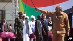Le président soudanais Omar el-Béchir salue ses partisans lors d'un rassemblement à Khartoum, au Soudan, le mercredi 9 janvier 2019.