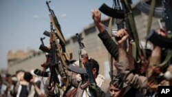 Des rebelles Houtis avec leurs Kalachnikov a Sanaa au Yemen. Dimanche 2 octobre 2016. 