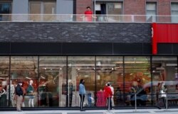 Las tiendas de Nueva York funcionarán con recogida en la puerta. No será posible entrar a revisar la mercancía.