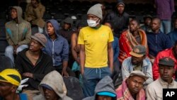 Para tunawisma dialihkan untuk menempati stadion Caledonia di kota Pretoria, Afrika Selatan sebagai upaya untuk mencegah perebakan Covid-19 di negara itu. 