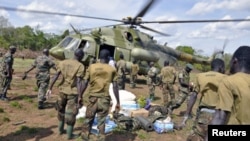 Tentara Uganda saat mengejar pemimpin pemberontak LRA, April 2012 (Foto: dok)