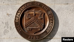 ARCHIVO: Un sello de bronce del Departamento del Tesoro se muestra en el edificio del Tesoro de Estados Unidos en Washington, Estados Unidos, el 20 de enero de 2023.