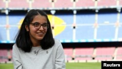 ARSIP - Nujeen Mustafa, seorang pengungsi Suriah, berpose setalah sebuah acara amal Natal bertajuk “Impian Nujeen” di stadion Camp Nou, Barcelona, Spanyol, 14 Desember 2017 (foto: Reuters/Albert Gea)