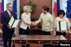 ประธานาธิบดีเฟอร์ดินาน มาร์กอส จูเนียร์ แห่งฟิลิปปินส์ จับมือกับเออร์ซูลา ฟ็อน แดร์ ไลเอิน ประธานคณะกรรมาธิการยุโรป หลังการลงนามร่วมกันที่กรุงมะนิลา 31 กรกฎาคม 2023