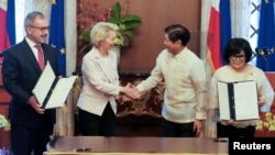 La presidenta de la Comisión Europea, Ursula von der Leyen, estrecha la mano del presidente de Filipinas, Ferdinand Marcos Jr., durante una visita a Manila, el 31 de julio de 2023.
