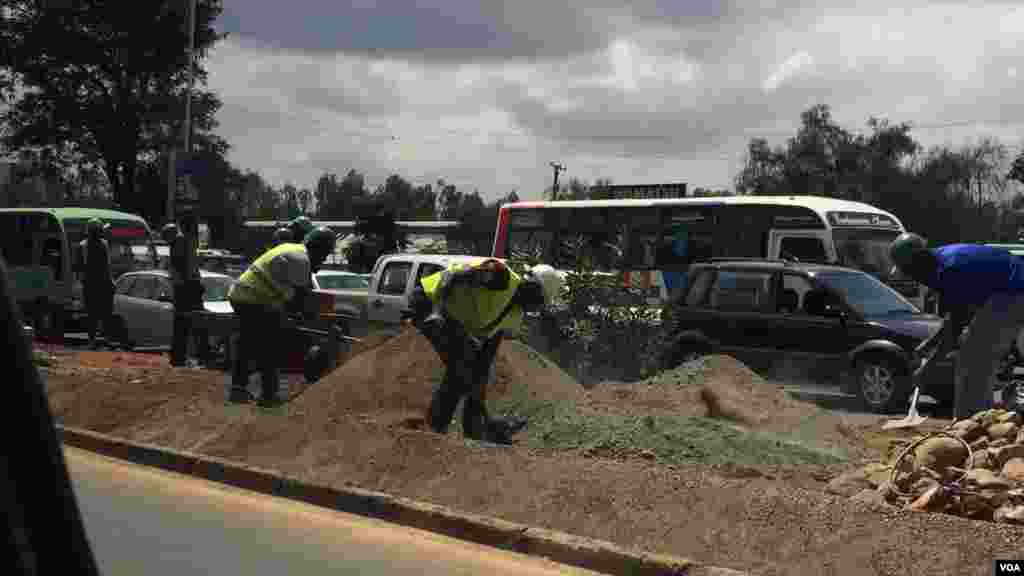 Des travailleurs s'activent à terminer la réhabilitation de l'autoroute Uhuru que le cortège du président américain Barack Obama devra emprunter lors de sa visite au Kenya, le 20 Juillet 2015.