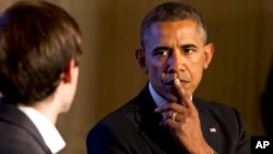 El presidente Barack Obama escucha una pregunta durante un ciber foro a través de Tumblr, donde habló sobre el control de armas.