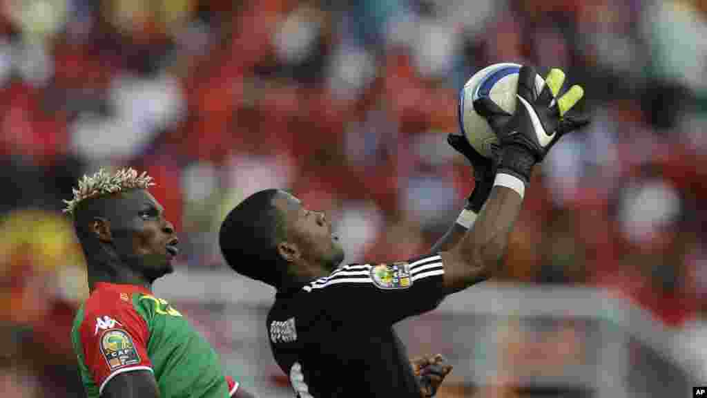 Lle gardien de la Guinée équatoriale Felipe Ovono, à droite, anticipe et arrache un ballion à Aristide Bance du Burkina Faso, à gauche, lors du match de la Coupe d'Afrique des Nations Groupe A à Bata, en Guinée équatoriale, mercredi 21 janvier 2015.