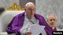 ARCHIVO - El Papa Francisco durante la misa del Miércoles de Ceniza en la Basílica de Santa Sabina en Roma, Italia, el 14 de febrero de 2024.