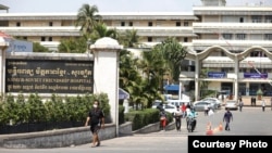 រូបឯកសារ៖ ប្រជាពលរដ្ឋដើរ​នៅ​ខាងមុខ​មន្ទីរពេទ្យ​មិត្តភាព​ខ្មែរ​សូវៀត នៅ​រាជធានី​ភ្នំពេញ កាលពី​ថ្ងៃទី១១ ខែមីនា ឆ្នាំ២០២១។ (រូបថត​​ផ្តល់​ឲ្យ​ដោយ ព្រីង សំរាំង)
