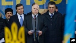 Сенатор-демократ Кріс Мерфі (другий лівору) та сенатор-республіканець Джон Маккейн у Києві.