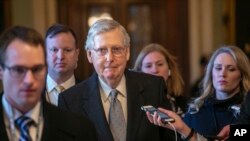 El líder de la mayoría del Senado, Mitch McConnell, republicano por Kentucky, sale de la cámara tras hablar sobre el plan de su partido para reabrir el gobierno, que incluye los fondos que pide el presidente Donald Trump para el muro en la frontera con México.