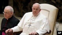 El Papa Francisco asiste a su audiencia general semanal en el Aula Pablo VI del Vaticano, el miércoles 28 de febrero de 2024.