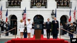 El presidente Donald Trump junto a su esposa Melania recibe con todos los honores a su homólogo francés Emmanuel Macron en la Casa Blanca, el martes 24 de abril.