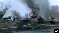 Sebuah kendaraan militer Suriah terbakar di luar pangkalan Deir el-Zour (Foto: dok).