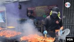 Miguel Ángel Flores, perdió su empleo y ahora tiene un negocio informal de venta de pollos en Manangua, Nicaragua.