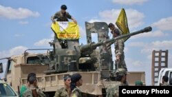 ISIL 거점지인 락까 지역 탈환 작전에 투입된 시리아 민병대가 24일 전투 준비를 하고 있다.