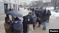 Antrean warga AS untuk vaksinasi COVID-19 di luar stadion Yankee di kawasan Bronx, New York, 5 Februari 2021. (Foto: dok)