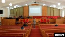 El reverendo Carey Anderson transmite su sermón por internet desde la Primera Iglesia Africana Metodista en Seattle, Washington, el 22 de marzzo de 2020.