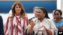 美国第一夫人梅拉尼亚·特朗普在抵达加纳首都阿克拉的科托卡国际机场时受到加纳第一夫人阿库福-阿多的欢迎。（2018年10月2日）