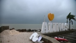 Znak sa imenom grada oštećen je u tropskoj oluji Laura u Salinasu u Portoriku, 22. avgusta 2020.