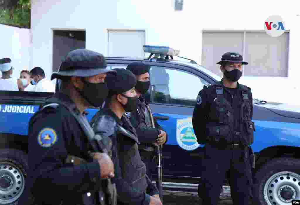 En el allanamiento en el diario La Prensa participaron al menos una treintena de agentes de la Policía nicaragüense.