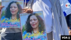 Manifestantes cargan pancarta de la vocera del gobierno y vicepresidenta Rosario Murillo. Foto archivo VOA.
