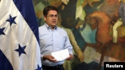  El presidente de Honduras, Juan Orlando Hernández, antes de una conferencia de prensa en Tegucigalpa, el 18 de octubre del 2019. 