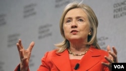 La secretaria Clinton dijo que los jóvenes árabes han mostrado al mundo que comparten las aspiraciones humanas universales.