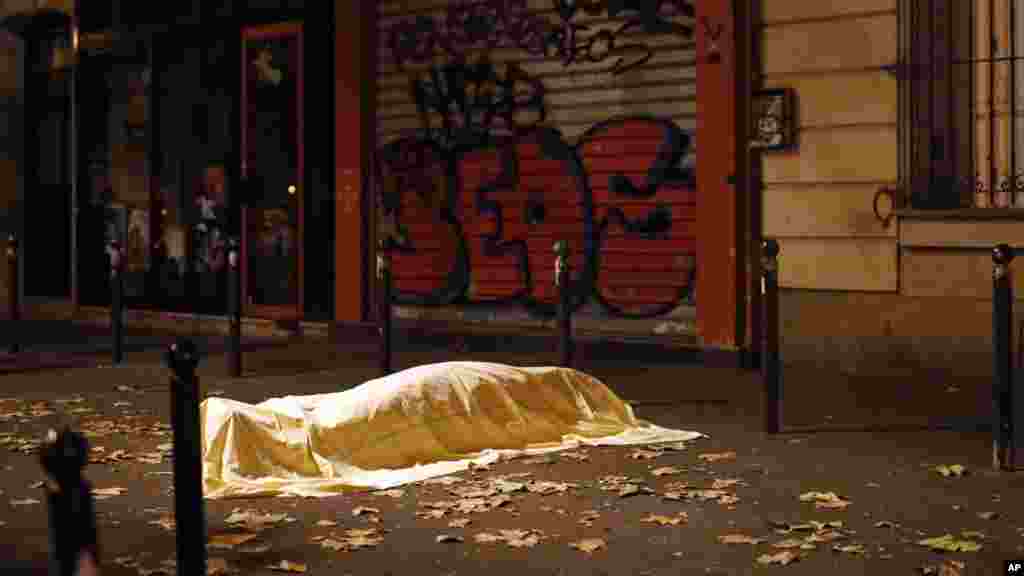 Au moins 82 personnes ont été tuées dans l'attaque de la salle de concert Le Bataclan, où des hommes armés ont ouvert le feu avant de prendre en otage les spectateurs. Les terroristes se sont fait exploser au moment de l'assaut donné par la police.