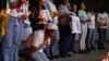 ARCHIVO - La madre de un venezolano detenido durante las protestas contra los resultados de las elecciones presidenciales reza durante una vigilia con velas en la Universidad Central de Venezuela en Caracas, Venezuela, el 17 de diciembre de 2024. 