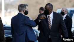 Menteri Pertahanan AS Lloyd Austin (kanan) yang baru dikonfirmasi disambut oleh Wakil Menteri Pertahanan David Norquist ketika Austin tiba untuk memulai hari pertamanya di kantor di Pentagon di Arlington, Virginia, AS, 22 Januari 2021. (Foto: REUTERS/Tom Brenner)