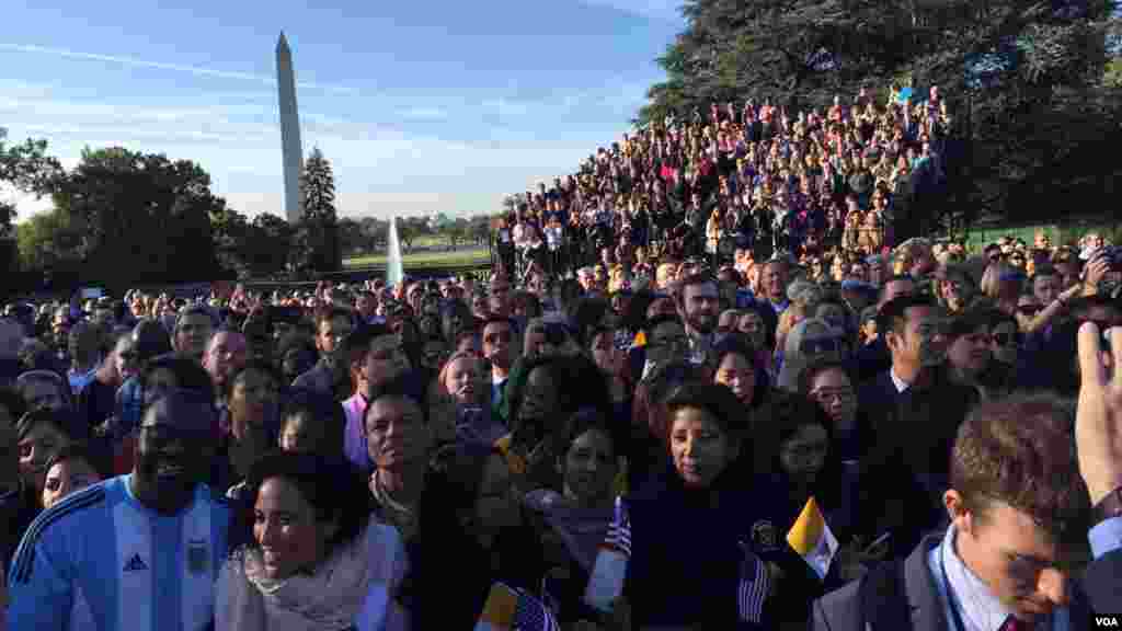 Dandazon Jama'a Na Jiran Isowar Fafaroma Francis Fadar White House, Satumba 23, 2015. 