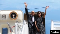 Le couple présidentiel américain quittant Dar-es-Salam le 2 juillet 2013 