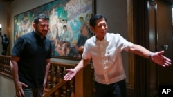 El presidente de Ucrania, Volodymyr Zelenskyy, a la izquierda, es recibido por el presidente de Filipinas, Ferdinand Marcos Jr., en el palacio presidencial de Malacañang en Manila, Filipinas, el lunes 3 de junio de 2024. [Jam Sta Rosa/Pool Photo vía AP]