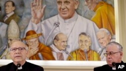 Miembros de la Conferencia de Obispos de Chile Luis Fernando Ramos Pérez, izquierda, y Juan Ignacio González, se reúnen con periodistas en el Vaticano el lunes, un día antes de iniciar la cumbre papal.