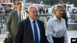 El senador federal demócrata Bob Menendez y su esposa Nadine Menendez llegan a un tribunal federal, el 27 de septiembre de 2023, en Nueva York. 